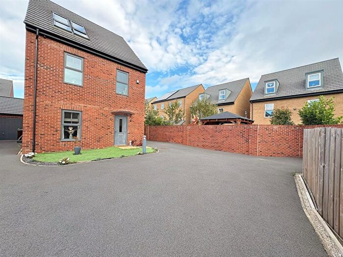 4 Bedroom Detached House For Sale In Colclough Close, Castleford, WF10