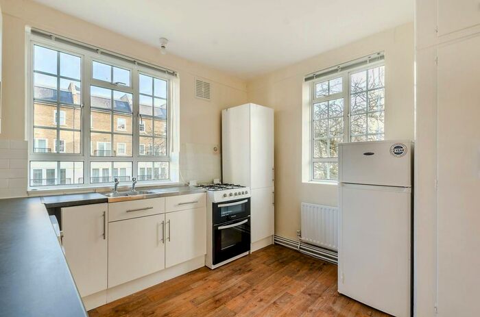 3 Bedroom Flat To Rent In Coningham Road, Shepherd's Bush, London, W12