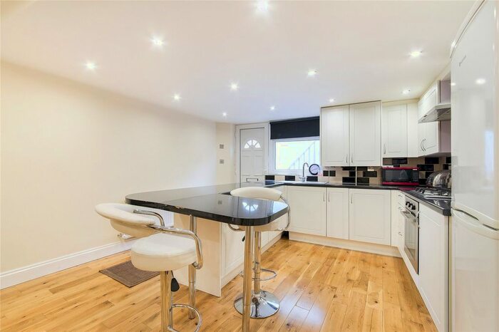 1 Bedroom Flat To Rent In North End Road, Barons Court, W14