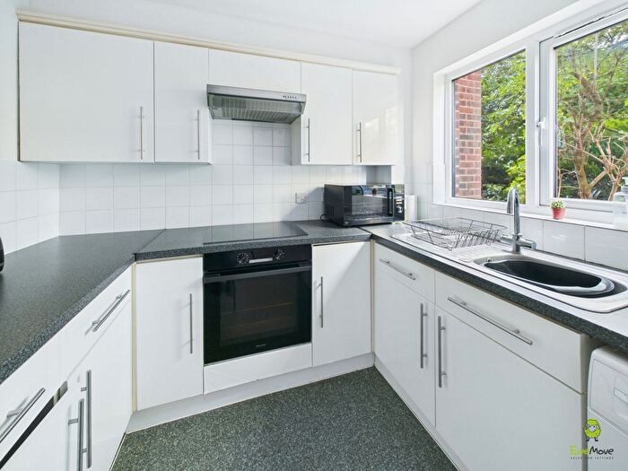 2 Bedroom Maisonette For Sale In Chalice Way, Greenhithe, Kent, DA9
