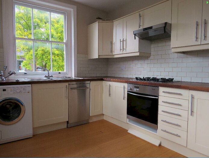 2 Bedroom Flat To Rent In Chaucer Road, Herne Hill, London, SE24