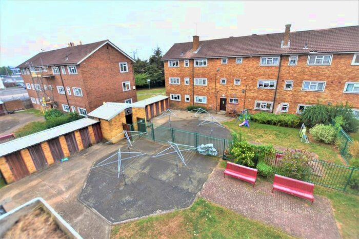 2 Bedroom Flat To Rent In Shenstone Gardens, Romford, RM3