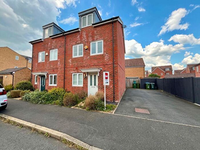 3 Bedroom Semi-Detached House To Rent In Breedon Drive, Berryfields, Aylesbury, HP18