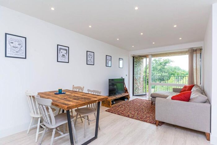 2 Bedroom Flat To Rent In Lakeside Drive, Park Royal, London, NW10