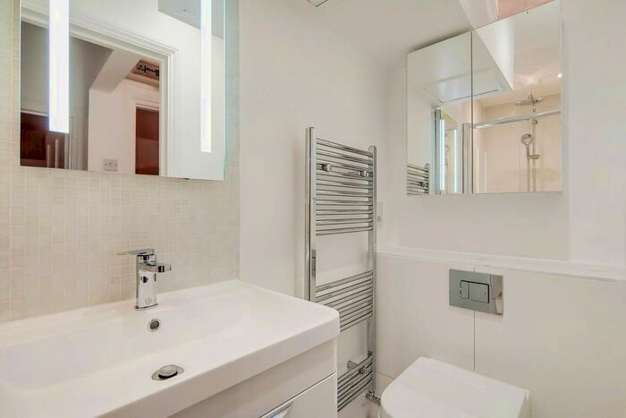 3 Bedroom Flat To Rent In Parsons Green Lane, Parsons Green, London, SW6