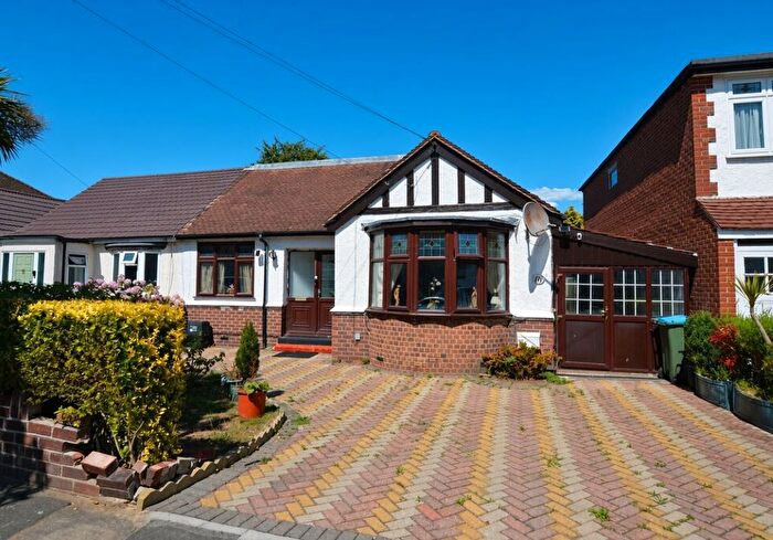 3 Bedroom Bungalow For Sale In Lyndhurst Avenue, Twickenham, Middlesex, TW2