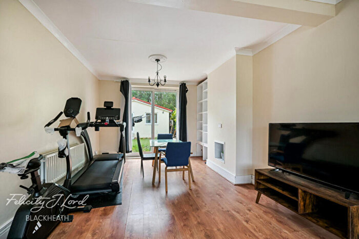 3 Bedroom Semi-Detached House For Sale In High Grove, Plumstead, SE18