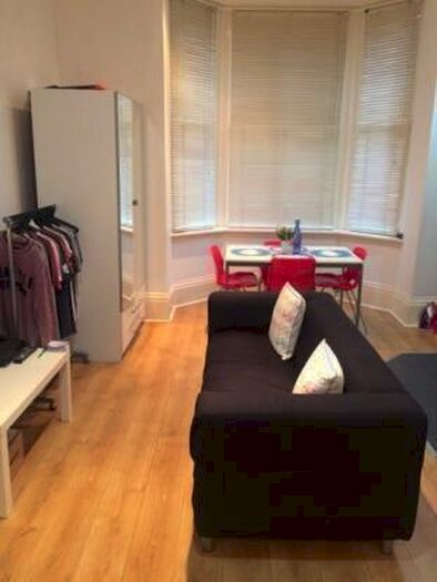 1 Bedroom Flat To Rent In Flat, Moorland Road, Leeds, West Yorkshire, LS6