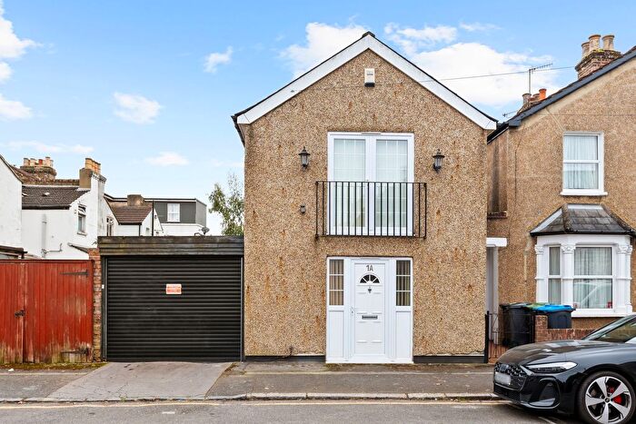 2 Bedroom Link Detached House For Sale In Dering Road, Croydon, CR0