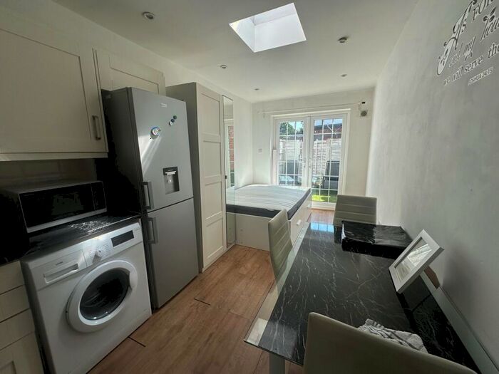 Studio To Rent In Fernside Avenue, London, NW7