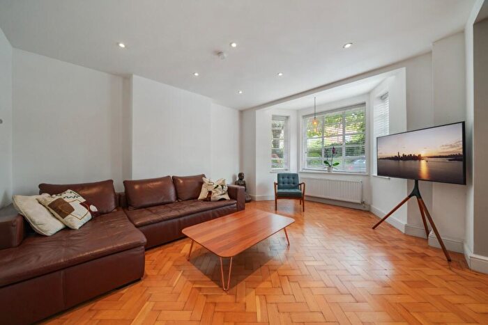 3 Bedroom Apartment For Sale In Frognal Lane, Hampstead, London, NW3