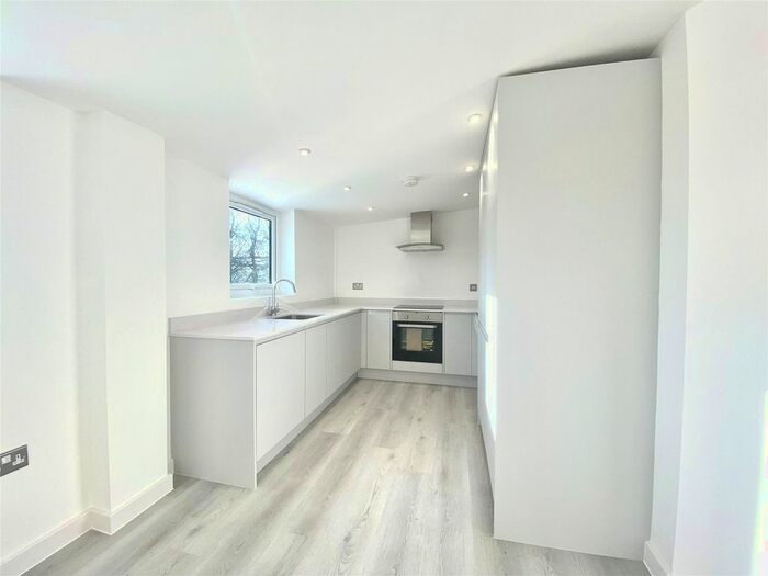 2 Bedroom Flat To Rent In Parkview House, 14 Oaklands Park, Wokingham, Berkshire RG41