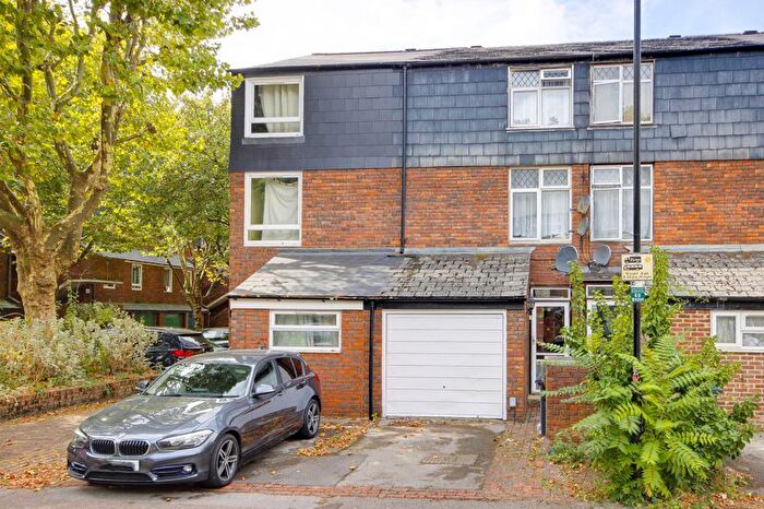 3 Bedroom Town House For Sale In Erskine Crescent, London, N17