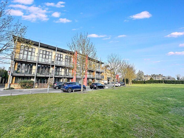 2 Bedroom Flat To Rent In Park Lane, Greenhithe, DA9