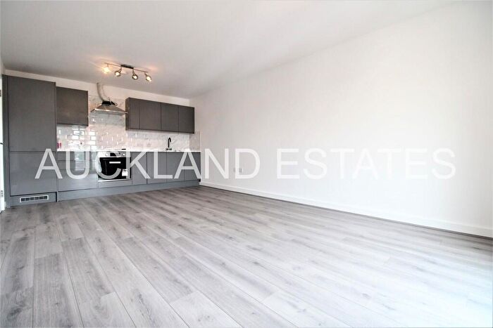 2 Bedroom Apartment To Rent In Mimms Hall Road, Potters Bar, EN6