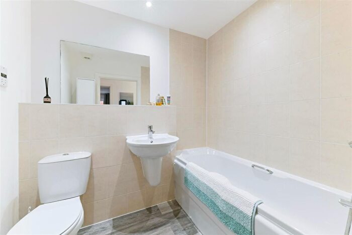 2 Bedroom Flat For Sale In Canalside, Watercolour, Redhill, RH1