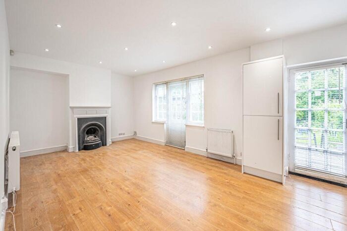 3 Bedroom Maisonette To Rent In Oakwood Road, Hampstead Garden Suburb, London, NW11