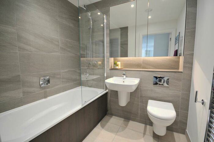 3 Bedroom Flat To Rent In Lockside Lane, Salford, M5