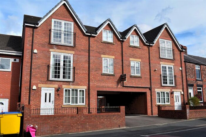 2 Bedroom Flat To Rent In Dunriding Lane, St. Helens, WA10