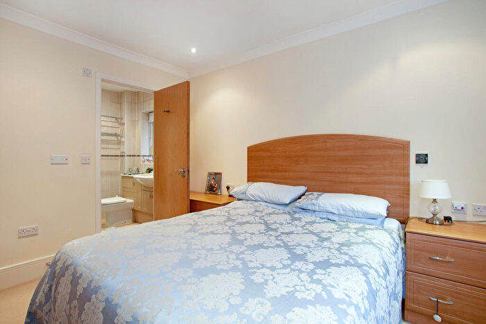 5 Bedroom Detached House For Sale In Flora Close, Stanmore, HA7