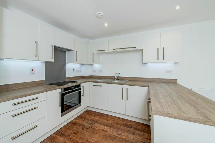 2 Bedroom Flat To Rent In Knightley Walk, London, SW18
