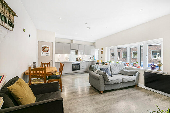 2 Bedroom Apartment For Sale In Station Approach, West Byfleet, Surrey, KT14