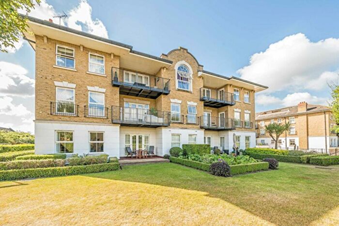 3 Bedroom Flat To Rent In Clearwater Place, Surbiton, KT6