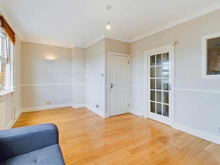 2 Bedroom Flat To Rent In Balham High Road, London, SW17