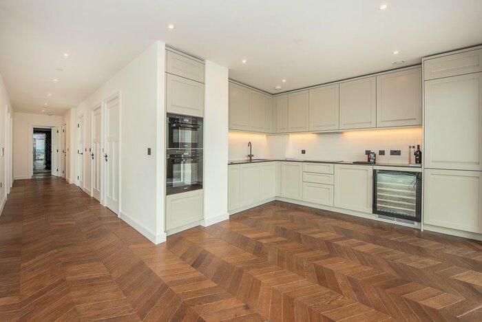 4 Bedroom Flat To Rent In Brook Street, Kingston Upon Thames, KT1