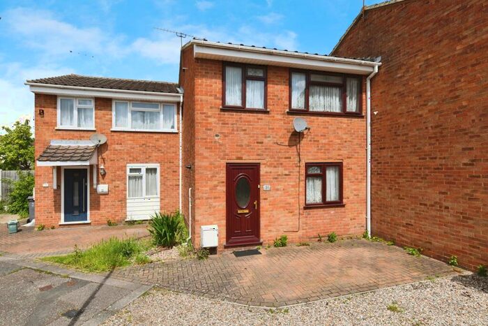 3 Bedroom Terraced House For Sale In Daffodil Way, Chelmsford, Essex, CM1