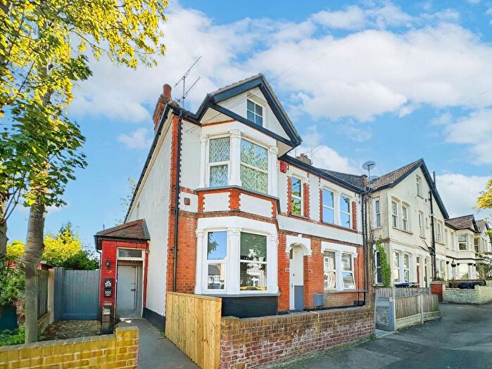 2 Bedroom Flat For Sale In Inverness Avenue, Westcliff-On-Sea, SS0
