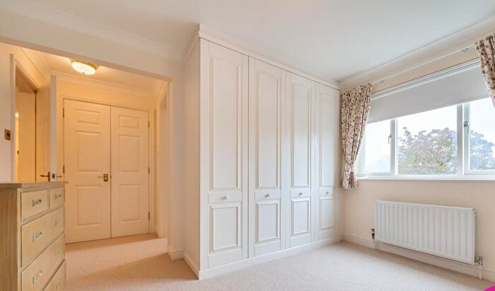 2 Bedroom Block Of Apartments For Sale In Regency Crescent, London, NW4