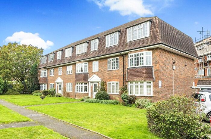 3 Bedroom Flat To Rent In Grosvenor Court, New Inn Lane, Guildford, GU4