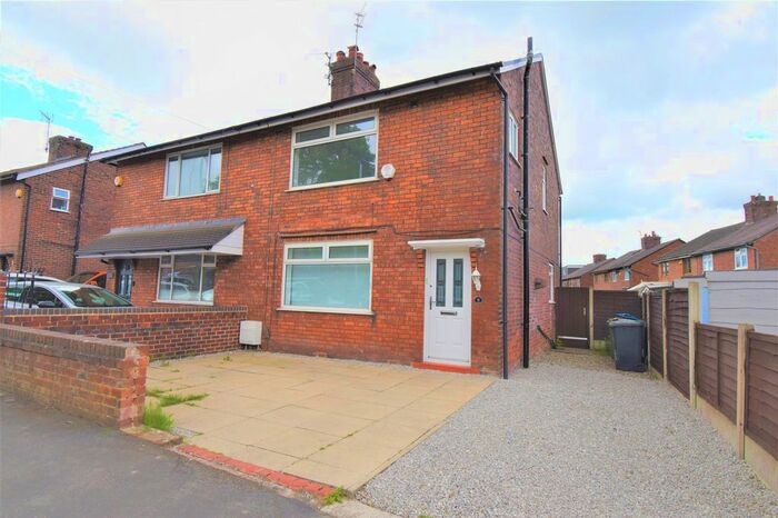 3 Bedroom Semi-detached House For Sale In North Lane, Astley, M29