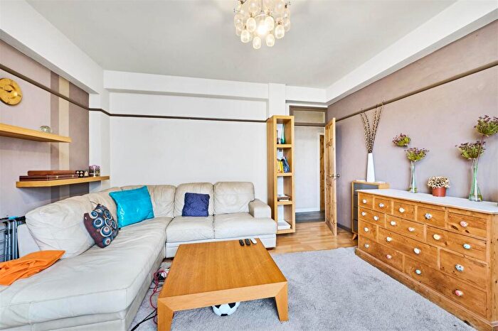 2 Bedroom Flat For Sale In Rawson Street, London, SW11