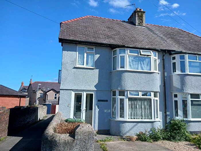 4 Bedroom Semi Detached House For Sale In Bangor, Gwynedd, LL57
