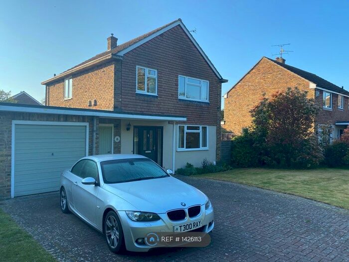 3 Bedroom Detached House To Rent In Strathmore Drive, Reading, RG10