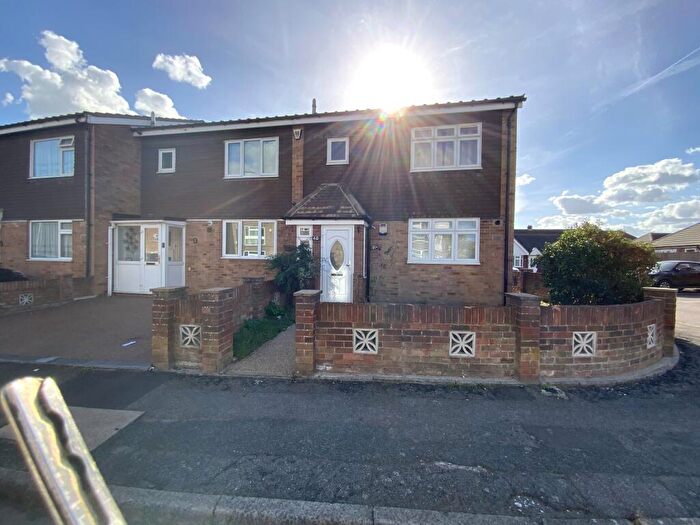 3 Bedroom End Of Terrace House To Rent In Ongar Way, Rainham, Havering, RM13