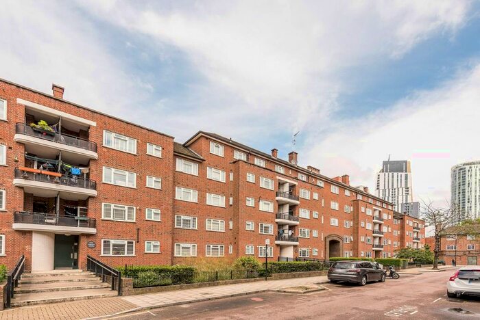 3 Bedroom Flat To Rent In Wandsworth Road, Nine Elms, London, SW8