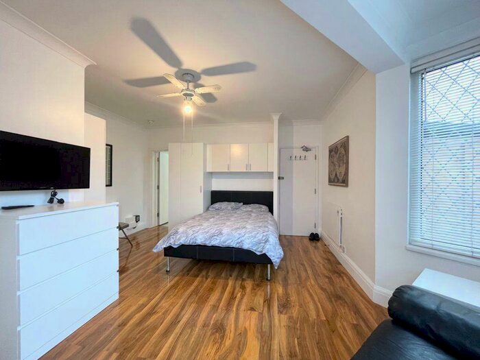 Studio To Rent In Boundary Road -, P13