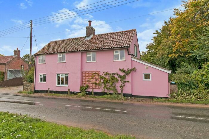 3 Bedroom Character Property For Sale In The Street, Alderton, Woodbridge, IP12