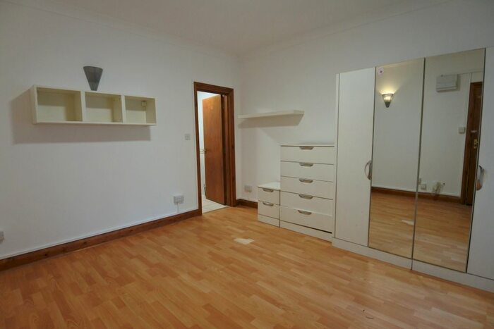 Studio To Rent In High Road, Willesden, London, NW10