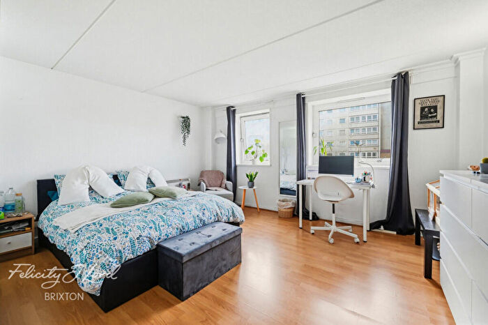 3 Bedroom Apartment For Sale In Battersea Park Road, London, SW11