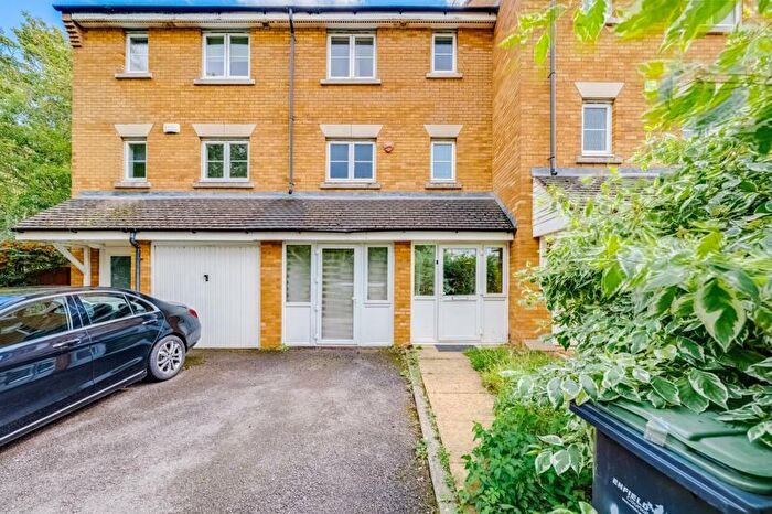 5 Bedroom Terraced House For Sale In Westminster Drive, Palmers Green, London, N13