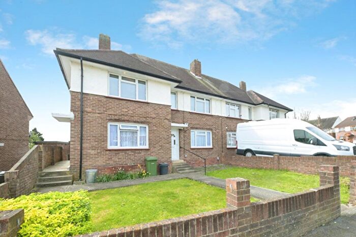 2 Bedroom Maisonette For Sale In Chelmsford Avenue, Romford, RM5