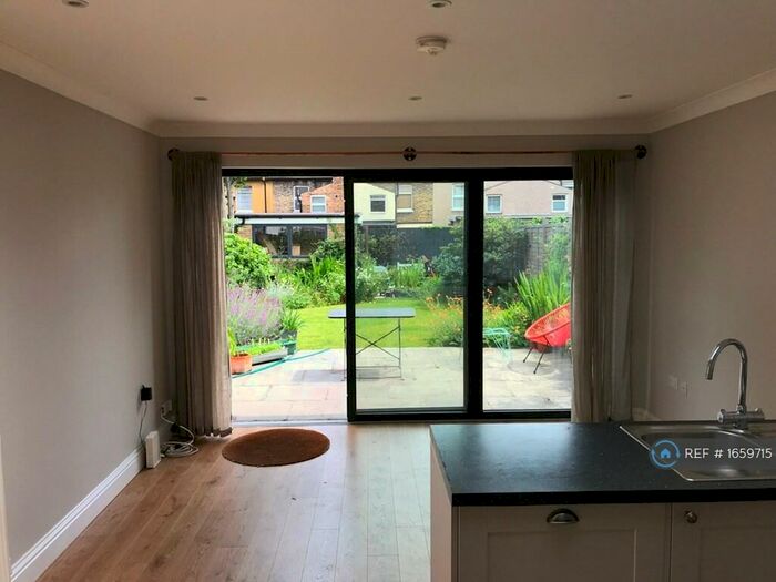 2 Bedroom Flat To Rent In Penge, London, SE20