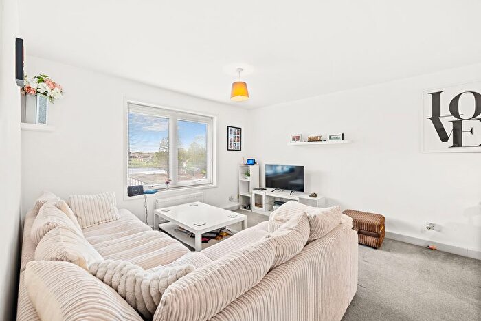 3 Bedroom Flat For Sale In Ref: Gk - Somers Close, Reigate, RH2