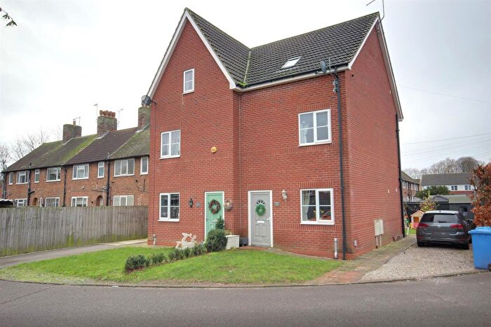 4 Bedroom Semi Detached House For Sale In Carnaby Close, Leconfield, Beverley, HU17