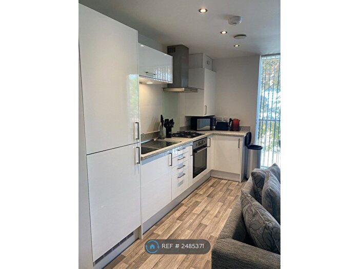 2 Bedroom Flat To Rent In Halesby Court, Halesowen, B63