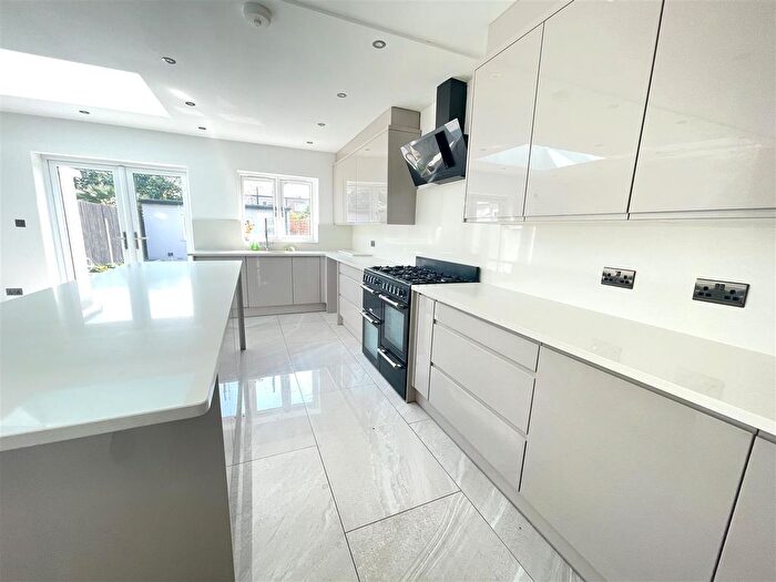 5 Bedroom Terraced House To Rent In Eastern Avenue, Ilford, IG2